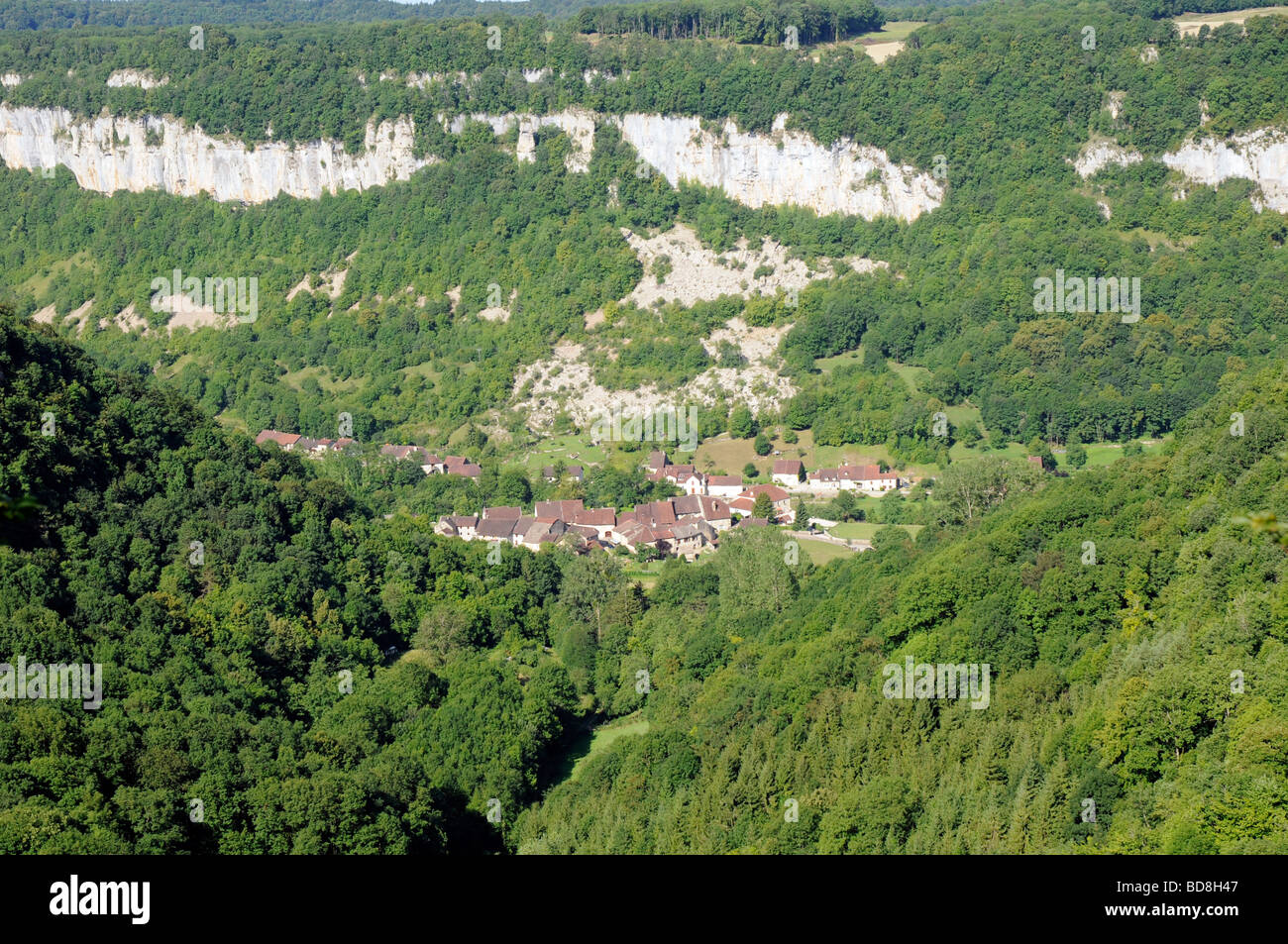 Villaggio francese di La Baume les messieurs del Cirque de Baume, una formazione di calcare causate da un ghiacciaio. Jura, Francia. Foto Stock