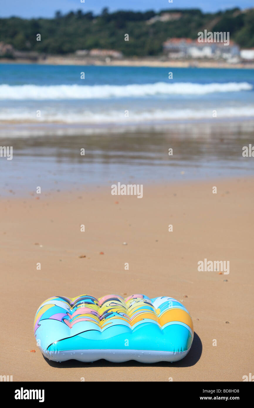 Lilo sulla spiaggia di Ouaisne Jersey Isole del Canale Foto Stock