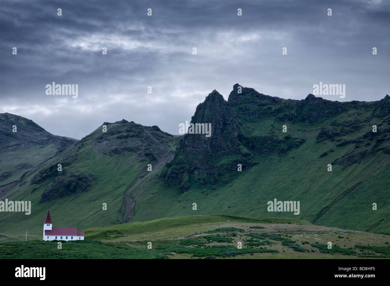 La Chiesa sul colle a Vík í Mýrdal, Islanda Foto Stock