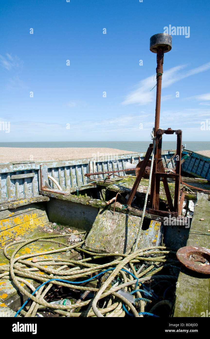 Un vecchio legno barca da pesca - abbandonato e trascurato sul litorale di ciottoli a Aldeburgh nel Suffolk, Inghilterra Foto Stock