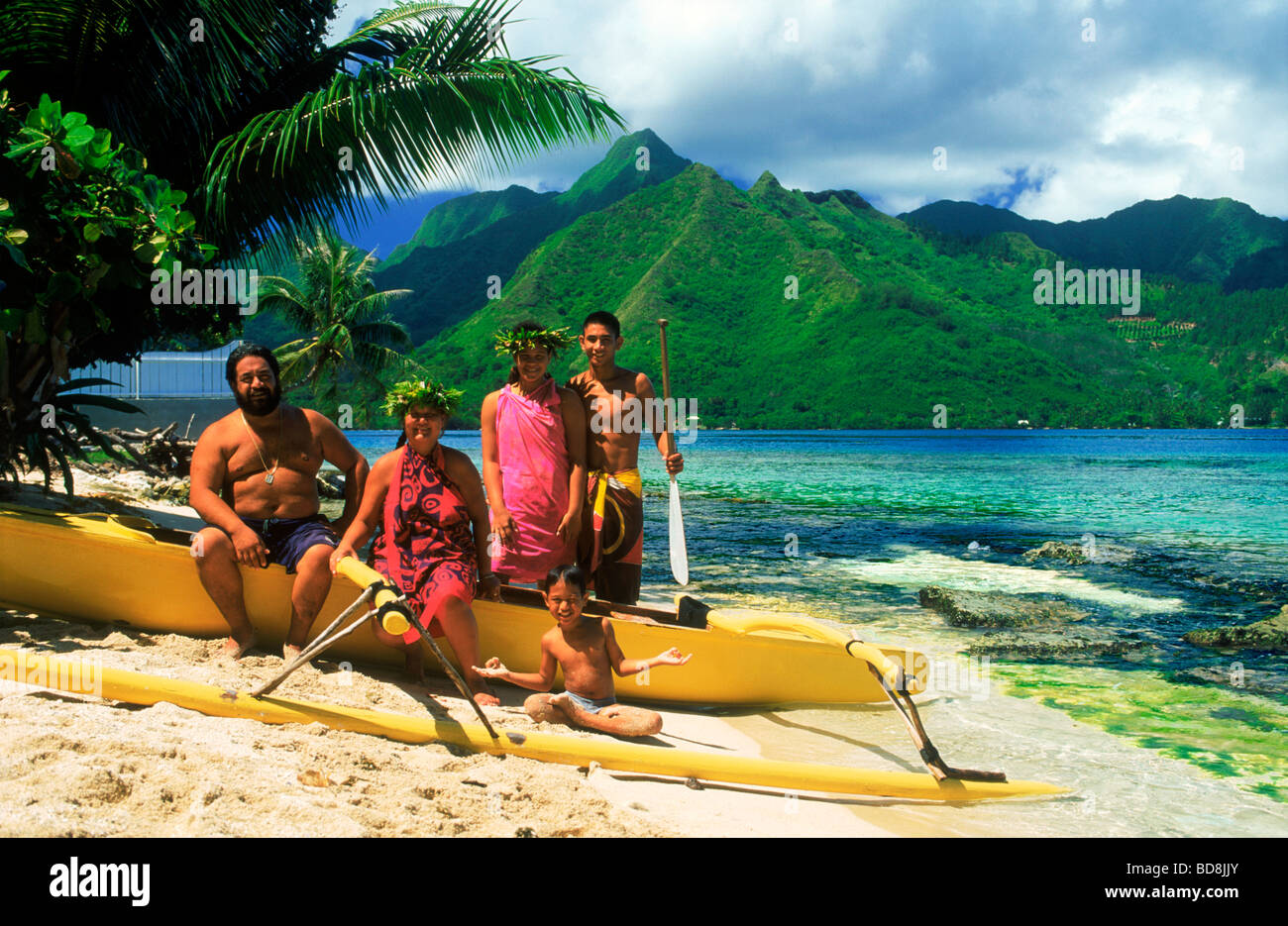 Il tahitiano famiglia con le loro canoe outrigger presso baia Opunohu sull'Isola di Moorea in Polinesia francese Foto Stock