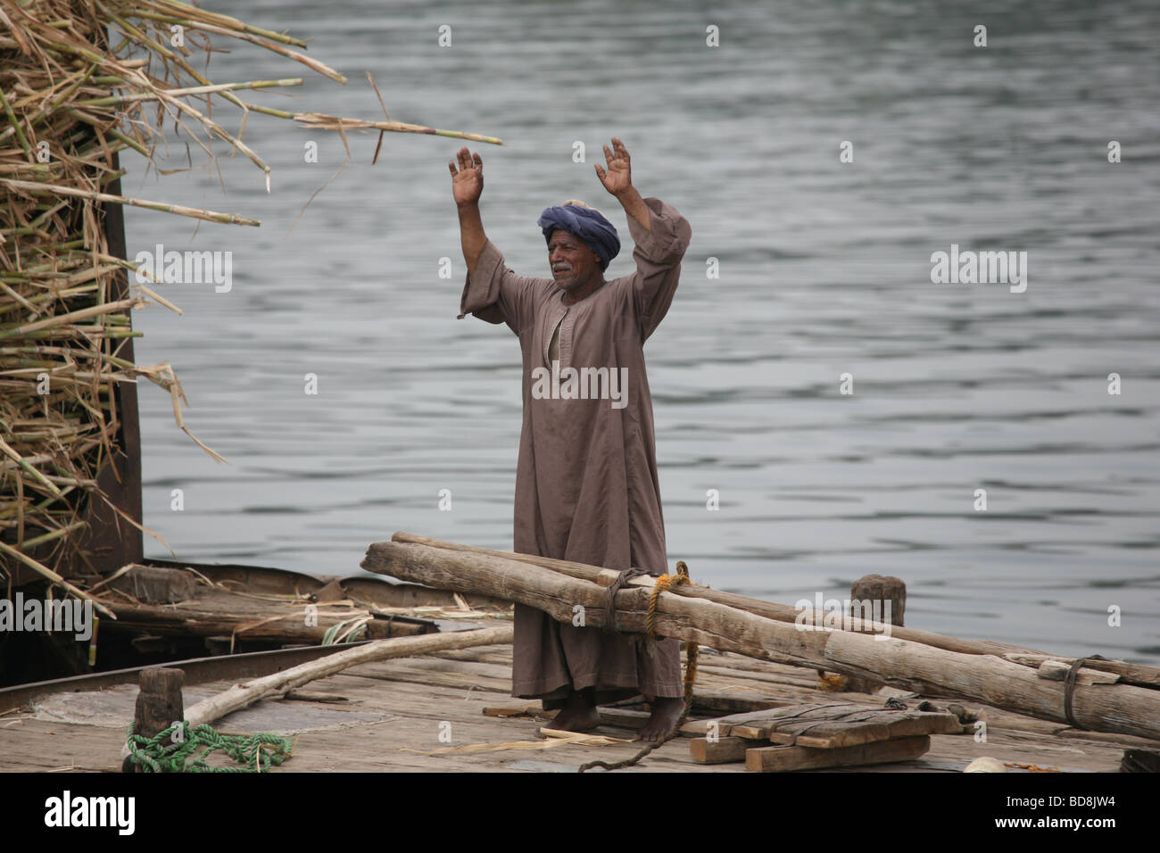 Uomo che prega sulla sponda del Fiume Nilo Foto Stock