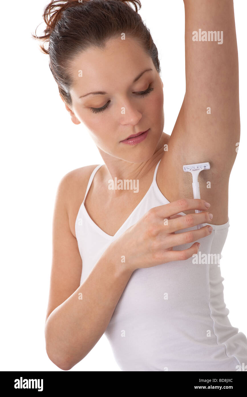 Cura del corpo - una giovane donna ascella per la rasatura con il rasoio bianco Foto Stock
