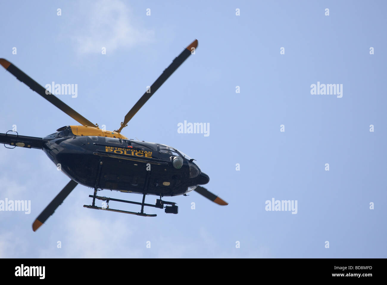 La Metropolitan Police elicottero volando sopra la zona est di Londra Foto Stock