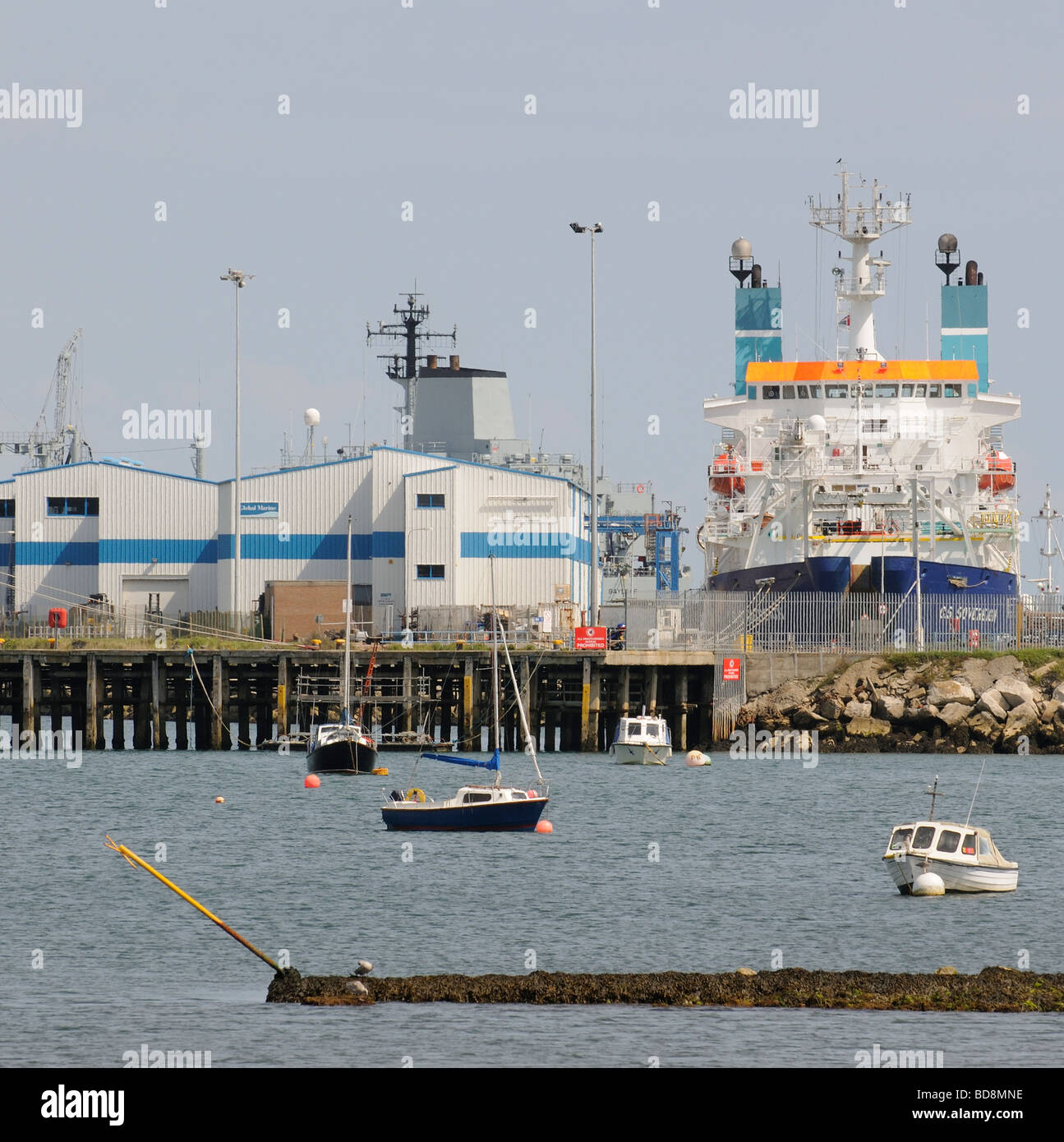 Global Marine Systems Portland Harbour a fianco di base è sovrano GS un rotolo multi DP2 nave utilizzate per riparare e mantenere i cavi Foto Stock