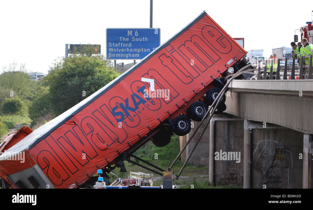 Un camion si è schiantato fuori l'autostrada M6 Foto Stock