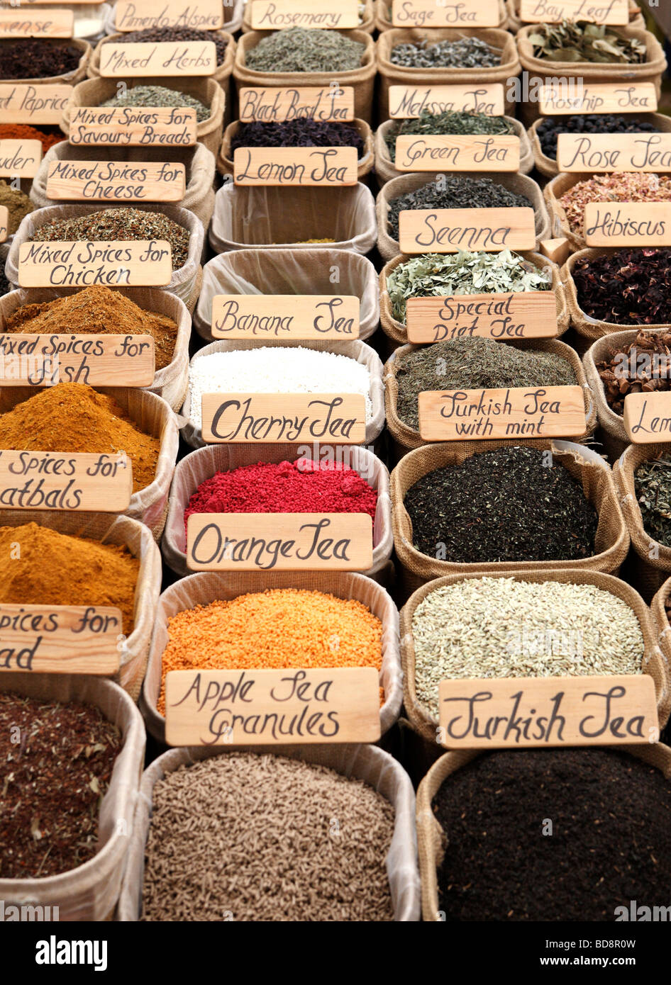 Una pressione di stallo delle spezie in un locale il mercato degli agricoltori in Kas Turchia meridionale Foto Stock