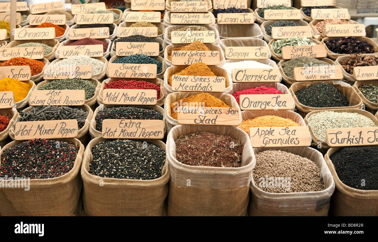 Una pressione di stallo delle spezie in un locale il mercato degli agricoltori in Kas Turchia meridionale Foto Stock