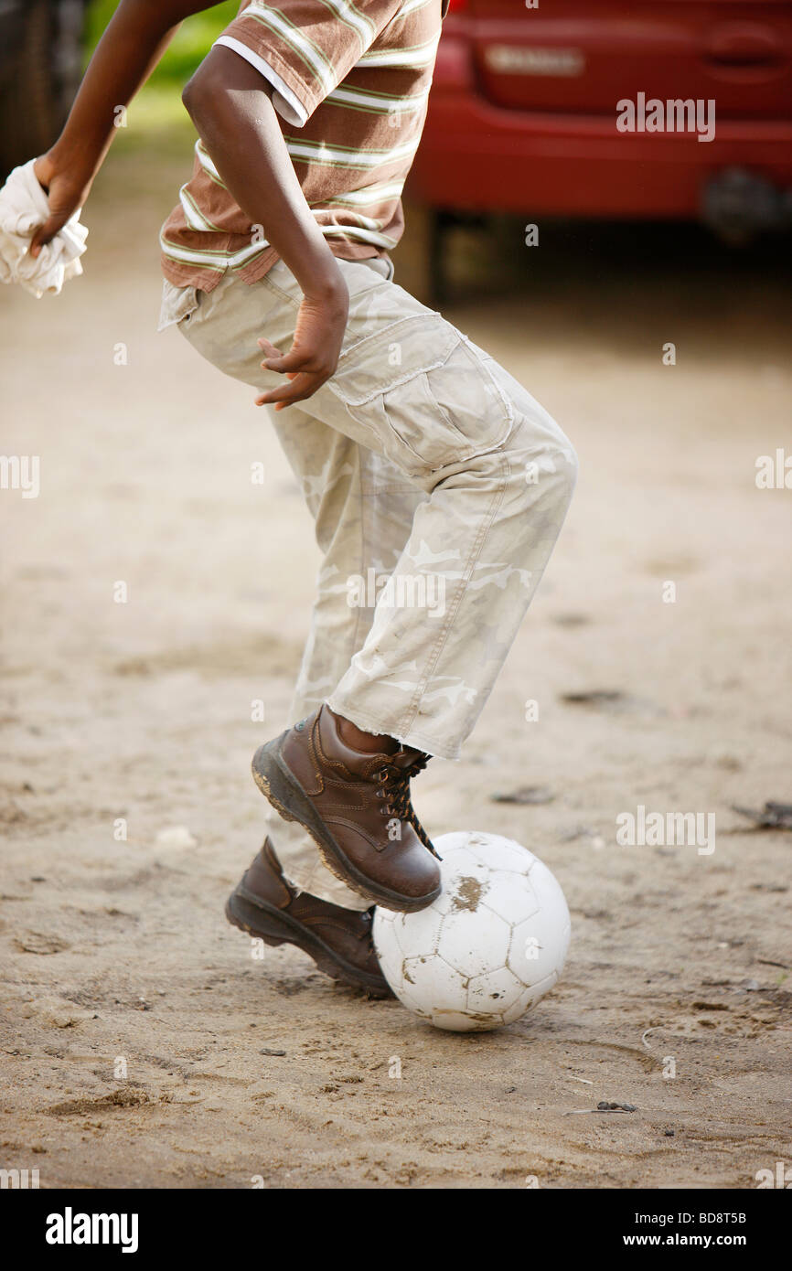 Black Boy africani che giocano a calcio con soccerball Foto Stock