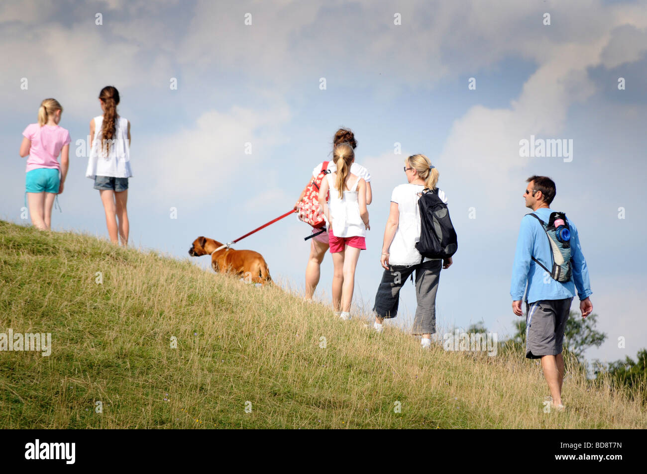 Royalty free fotografia di una famiglia, amici e cane godendo di un estate a piedi in un British National Park e cercando di visualizzare REGNO UNITO Foto Stock