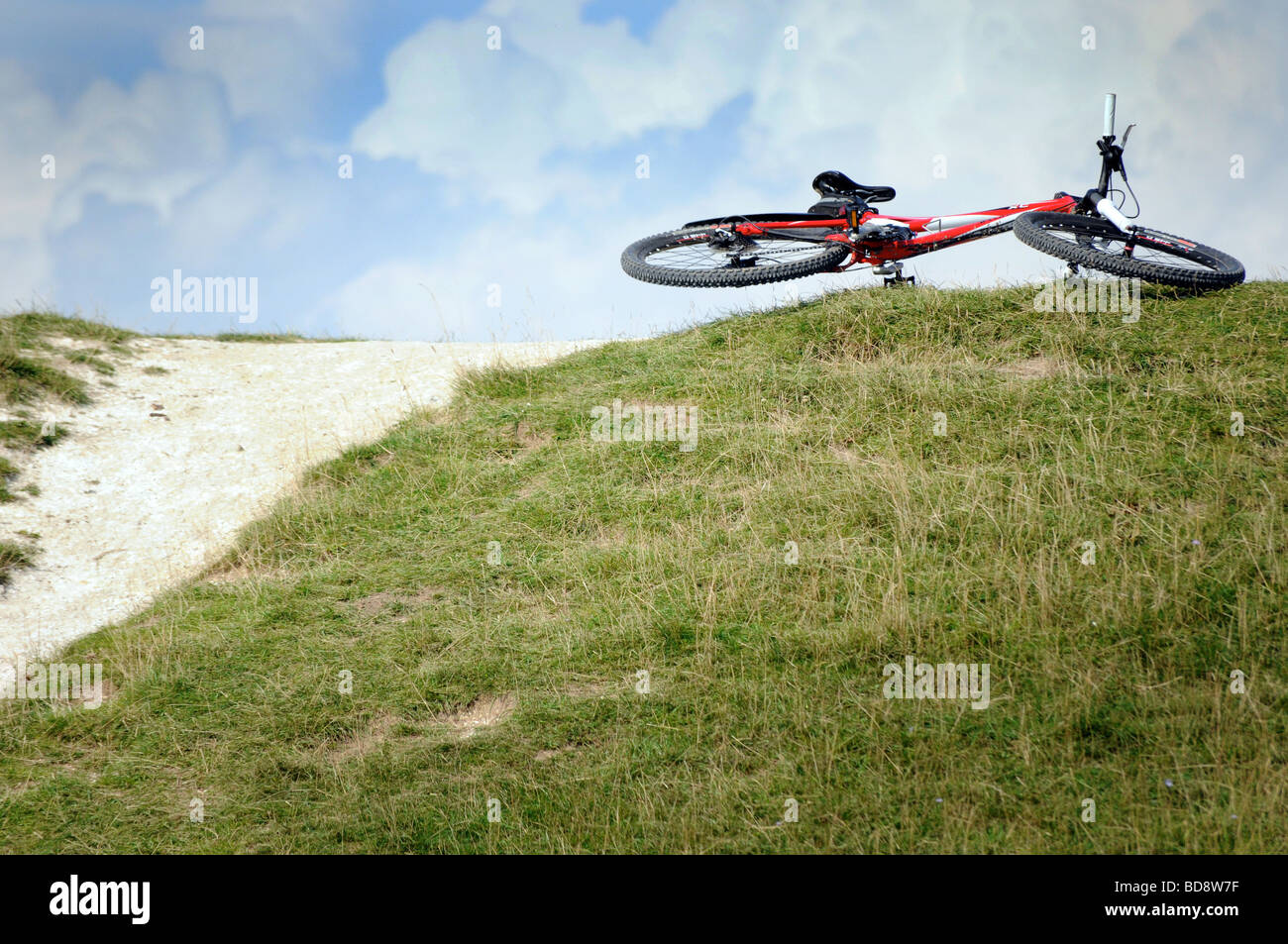 Royalty free fotografia di una mountain bike posa sull'erba dopo il ciclista è caduto nella campagna britannica UK Foto Stock