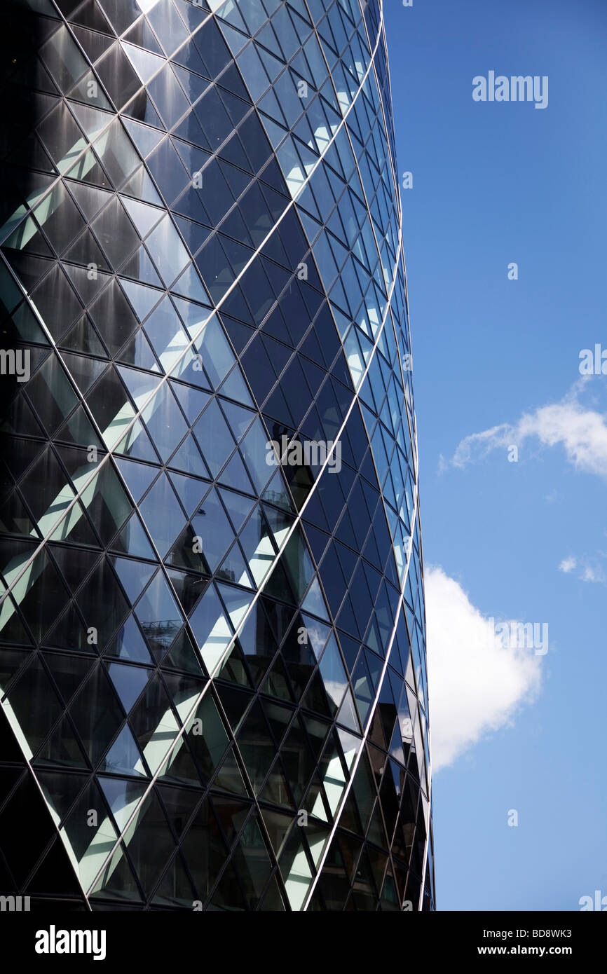 1 St Mary Axe knowns anche come il Gherkin. Icona di architettura nella città di Londra quartiere finanziario e delle banche. Foto Stock