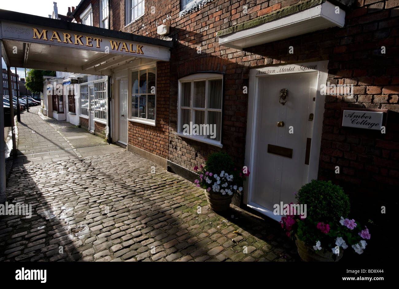 Passeggiata di mercato locale di una sfilata di negozi e case nel centro storico inglese città mercato Amersham, Buckinghamshire, UK Foto Stock