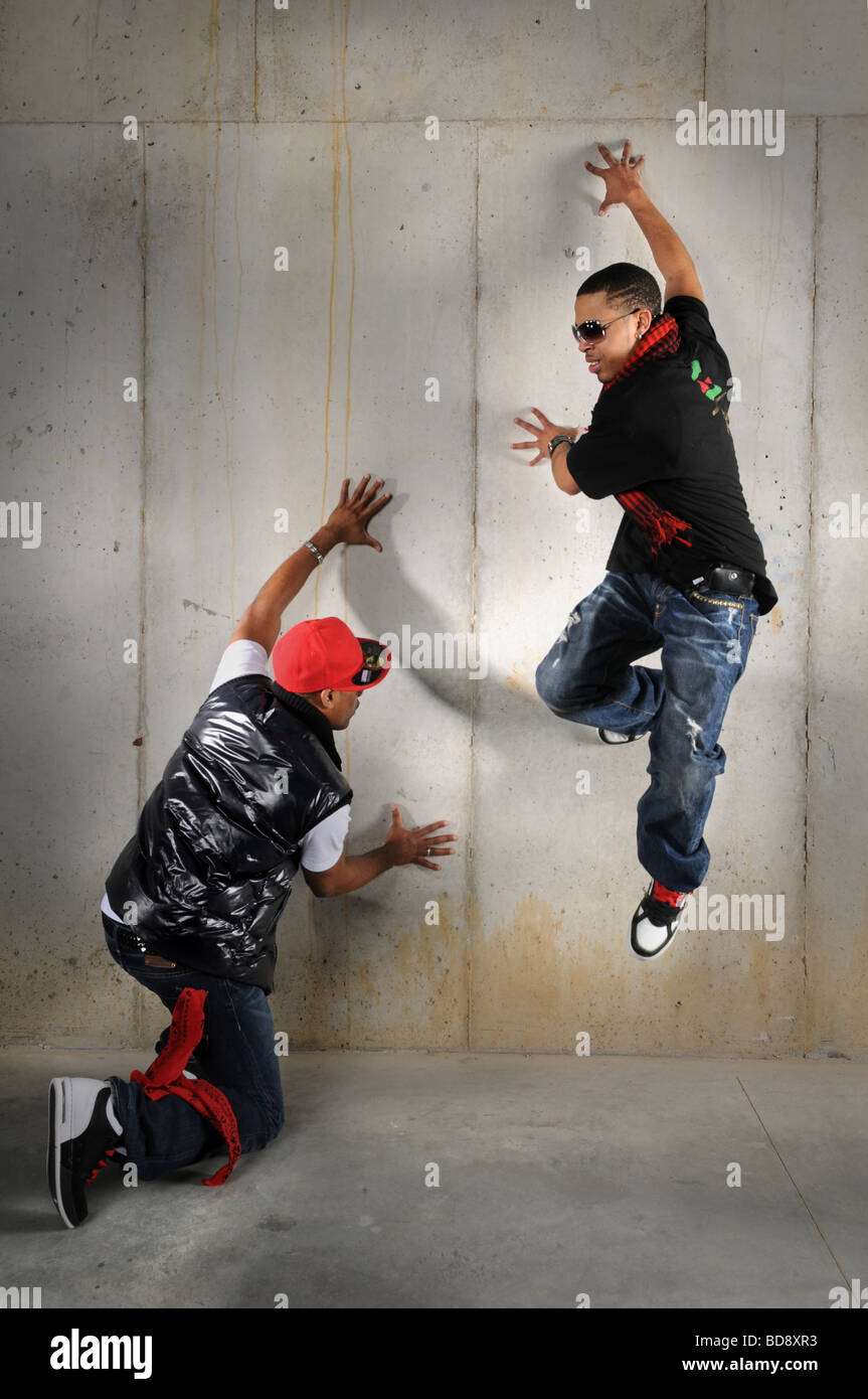 African American hip hop ballerini eseguono contro la parete Foto Stock