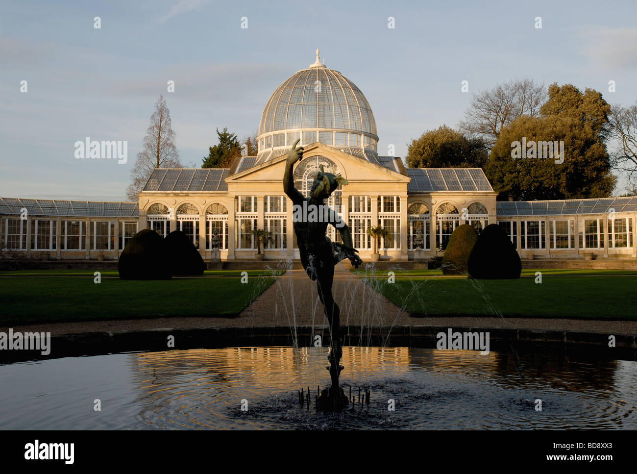 Statua di Mercurio in piscina e grande veranda a Syon Park Foto Stock