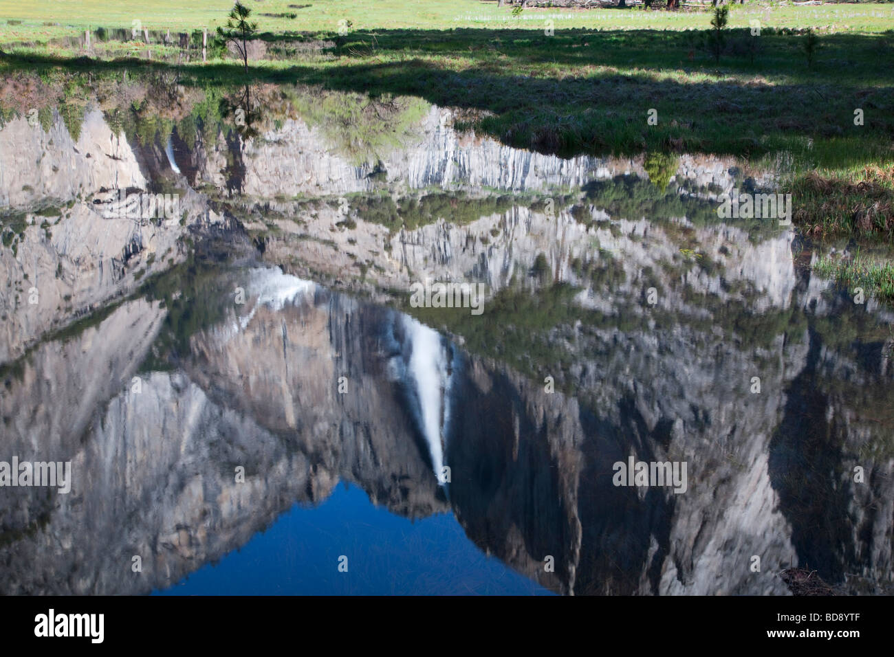 Yosemite Falls riflessa nella piscina di acqua il Parco Nazionale di Yosemite in California Foto Stock