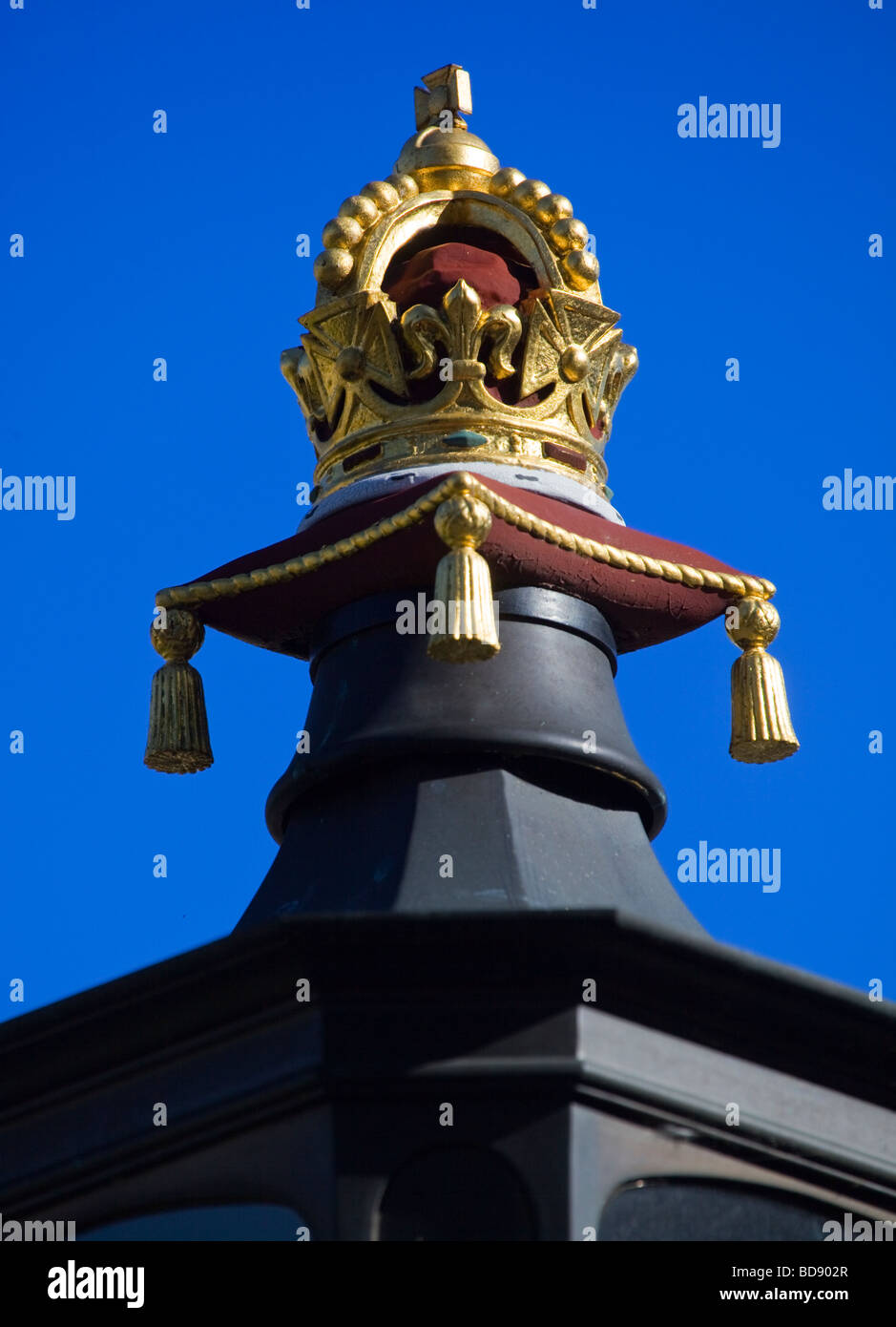 Dettaglio di corona sulla parte superiore del cancello alla Torre di Londra Foto Stock