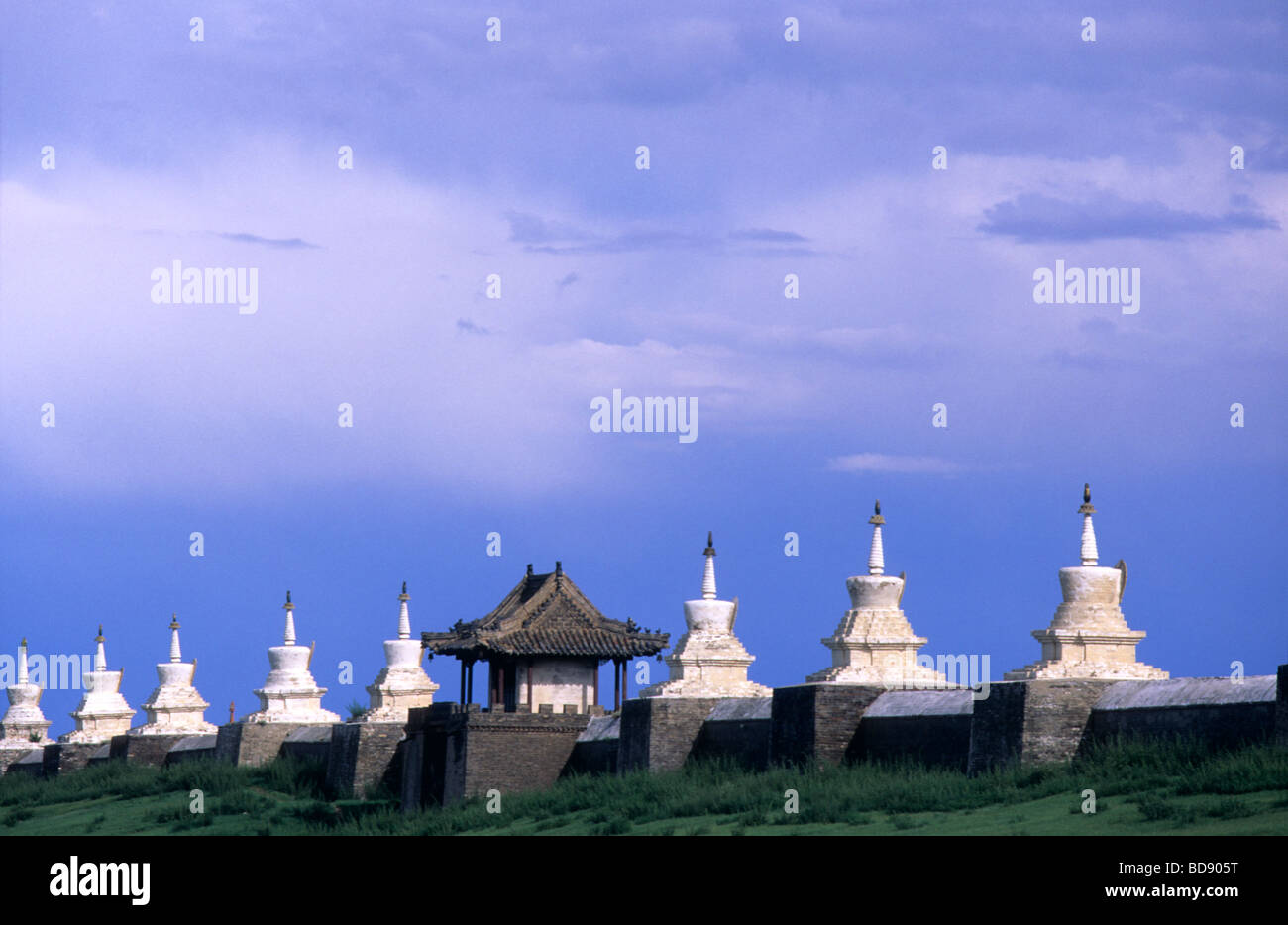 Le pareti di Erdene Zuu monastero con il suo 108 Stupas Karakorum, Mongolia Foto Stock