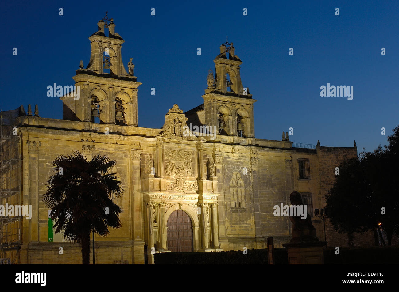 Chiesa collegiata di Santa María de los Reales Alcázares in Plaza Vázquez de Molina al crepuscolo Úbeda Jaén provincia Andalusia Spagna Foto Stock