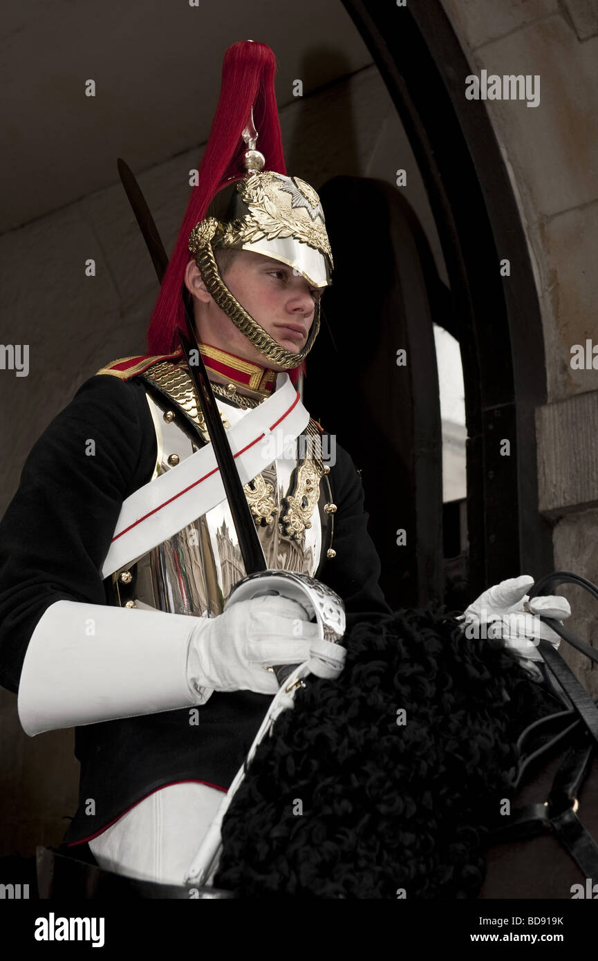 Il dovere degli stati di Horse Guards nel suo cerimoniale di uniforme in una garitta a Admiralty Arch, Whitehall, Londra Foto Stock