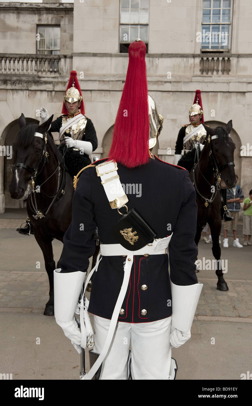 Senior Officer sollevando due ceremonially montato in uniforme delle guardie a cavallo del loro guardare all'Admiralty Arch, Whitehall, Londra Foto Stock