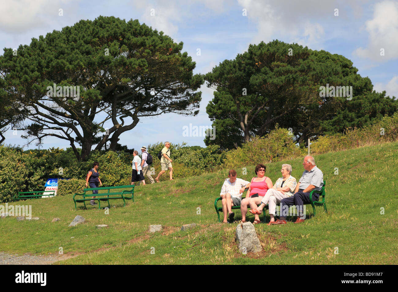 Persone in appoggio al punto Jerbourg Guernsey, Isole del Canale Foto Stock