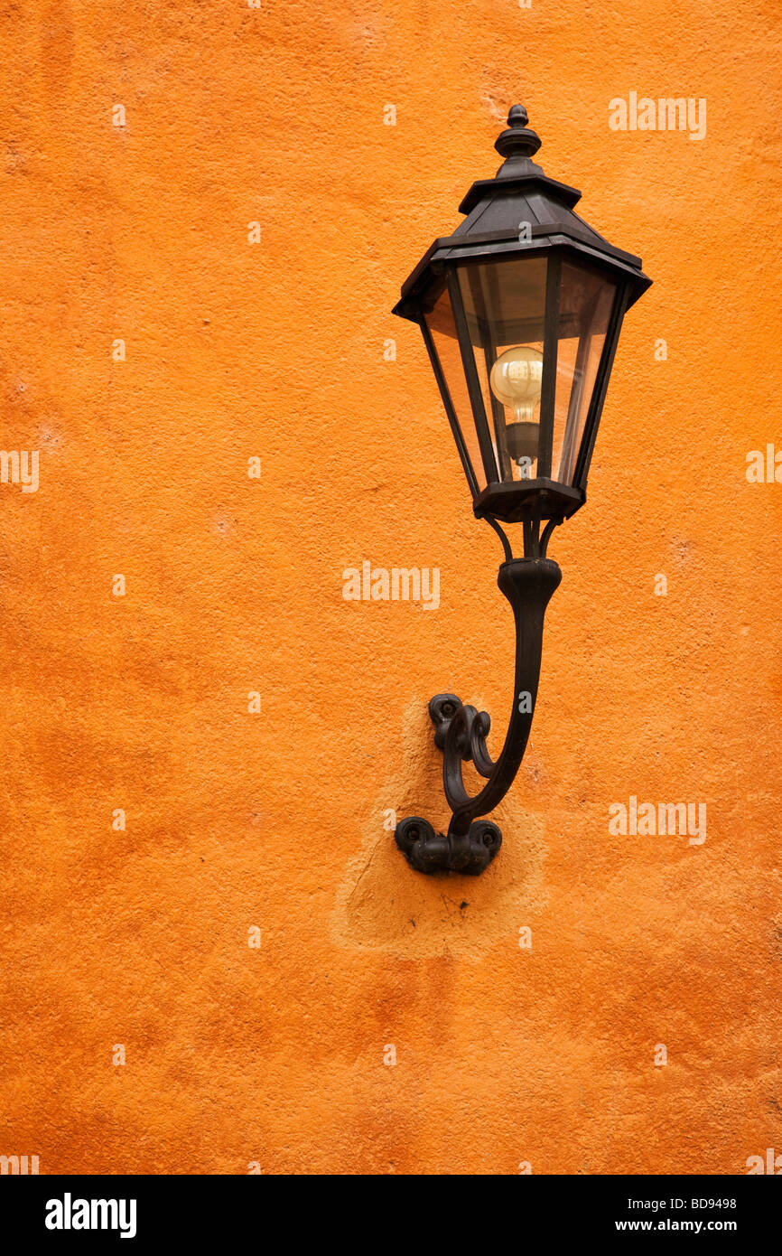 Lampade da strada in vecchio stile urbano, lampione su una parete in terracotta Foto Stock
