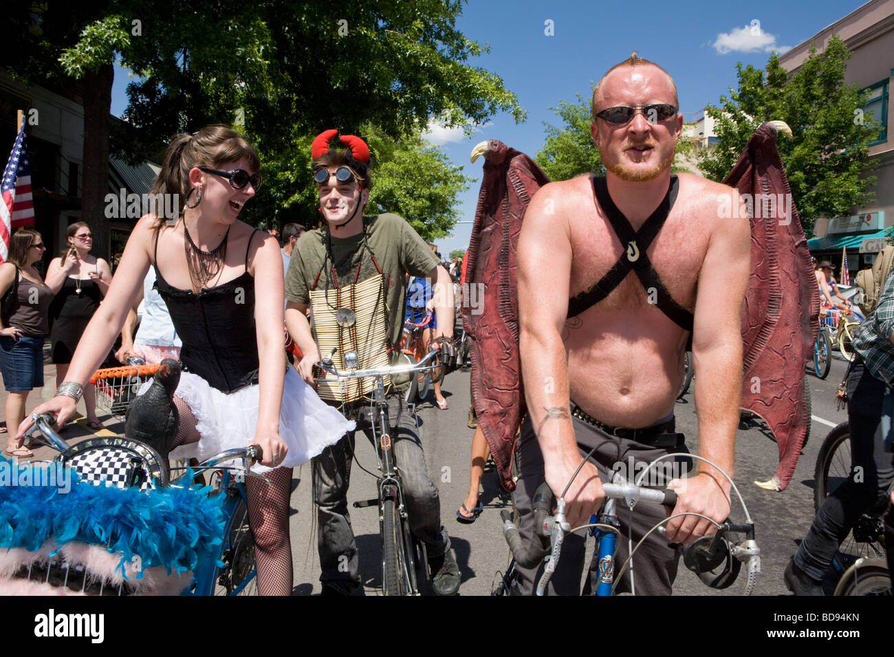 La libertà Parade sulle biciclette è diventata un unsanctioned 4 luglio tradizione nella curvatura Oregon Foto Stock