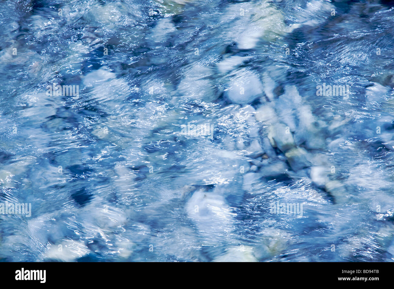 Abstract - che scorre veloce blu acqua su pietre close up Foto Stock