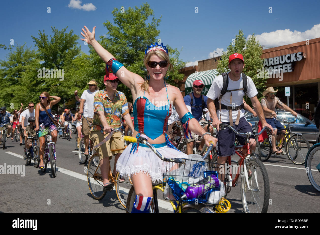 La libertà Parade sulle biciclette è diventata un unsanctioned 4 luglio tradizione nella curvatura Oregon Foto Stock