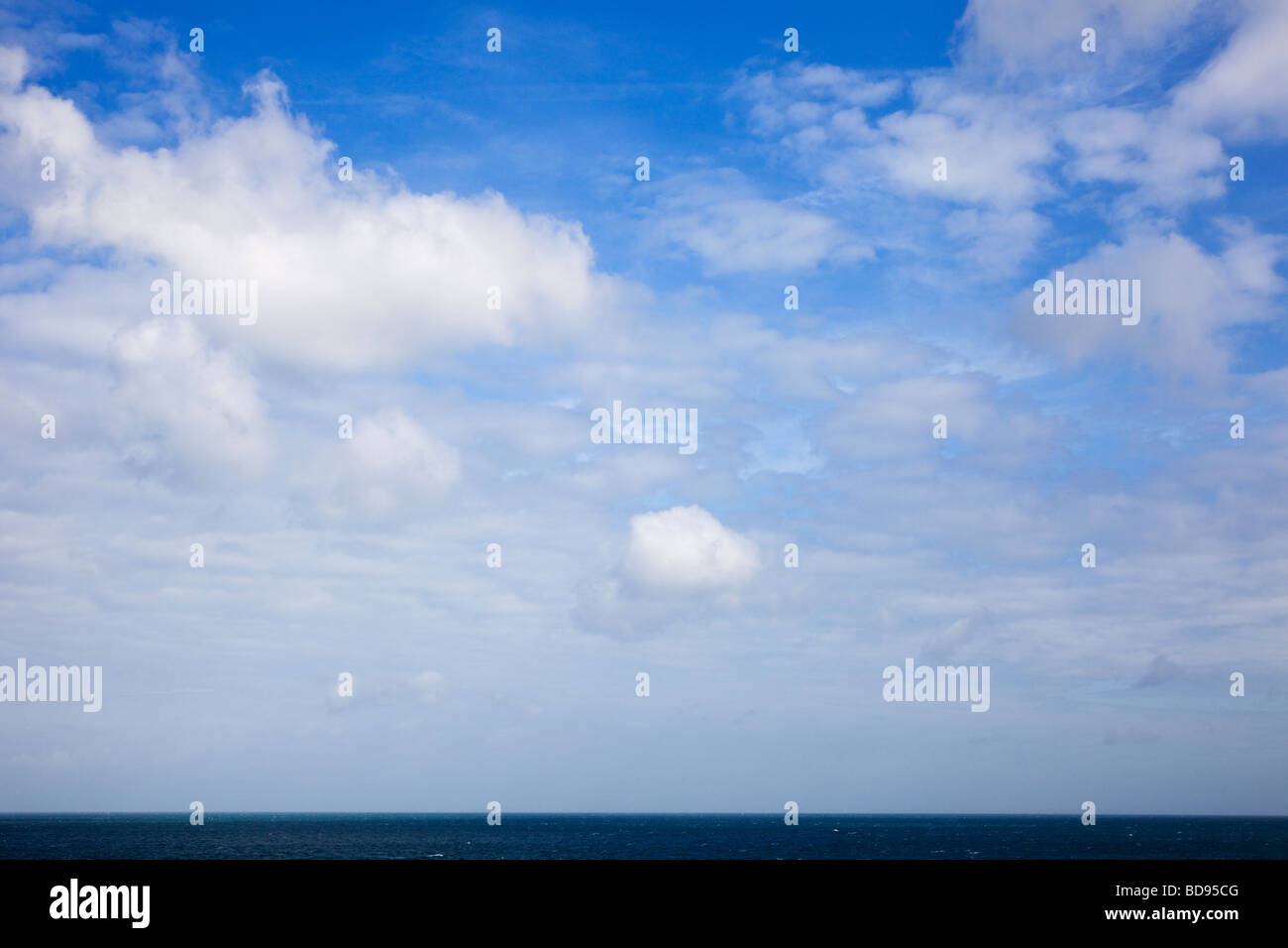 Cielo blu con nuvole cumulus sull'oceano Foto Stock
