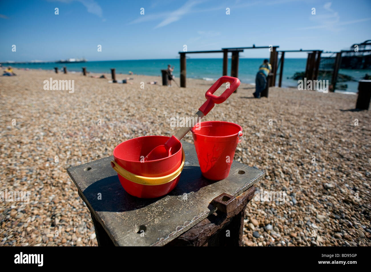 Brighton Inghilterra Gran Bretagna vacanze felici Staycation godere di sole estivo spiaggia calda Blue sky agosto benna e capocorda Foto Stock