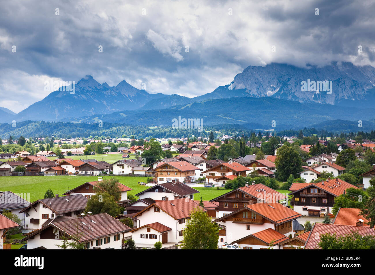 Bavaria - Wallgau città e le montagne in tedesco Alpi Bavaresi, Germania Europa Foto Stock
