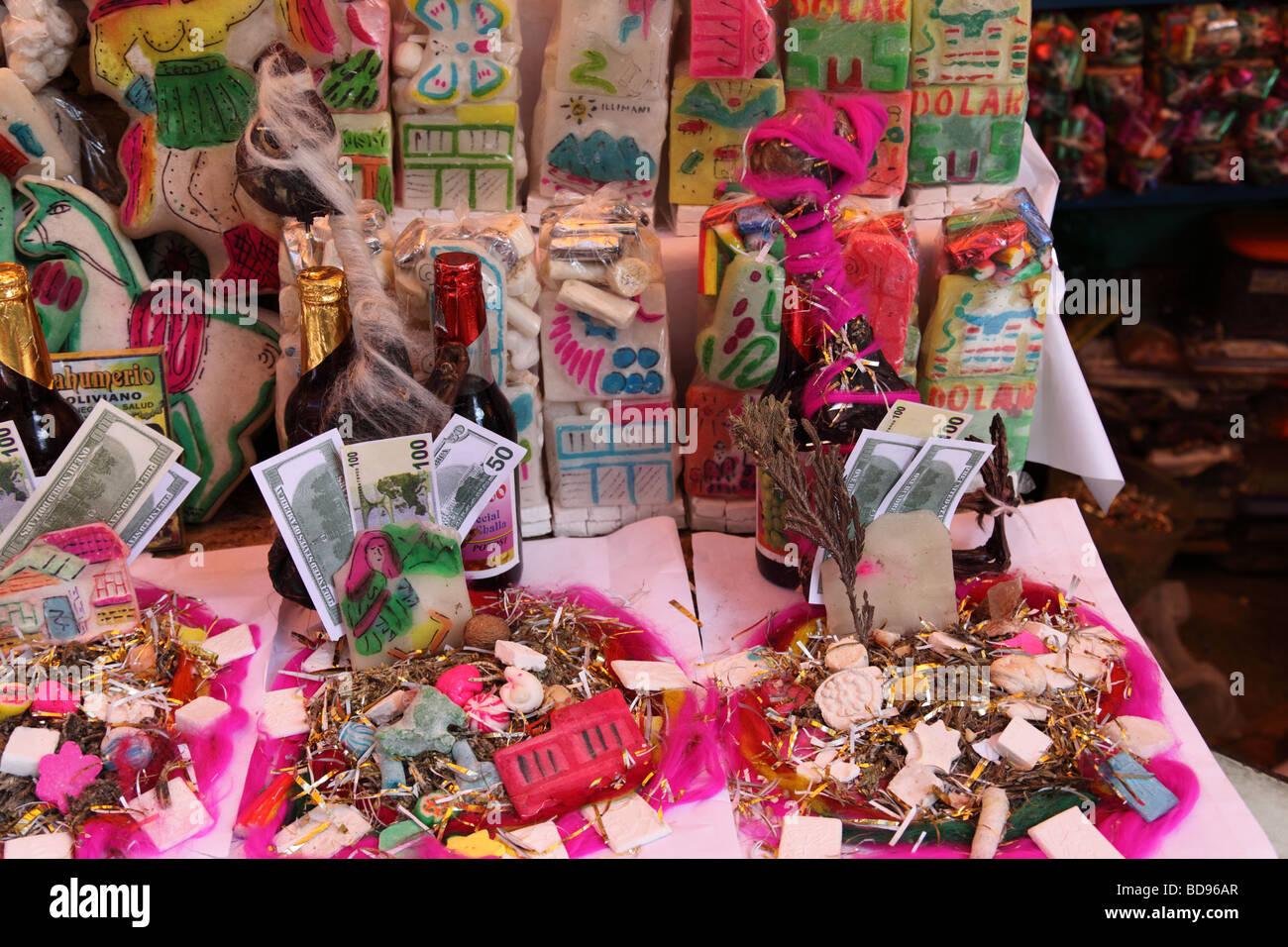 Offerte preparate o mesa per rituali con feti di lama essiccati (chiamato sullus localmente) per la vendita in bancarella di strada in Witches Market, la Paz, Bolivia Foto Stock