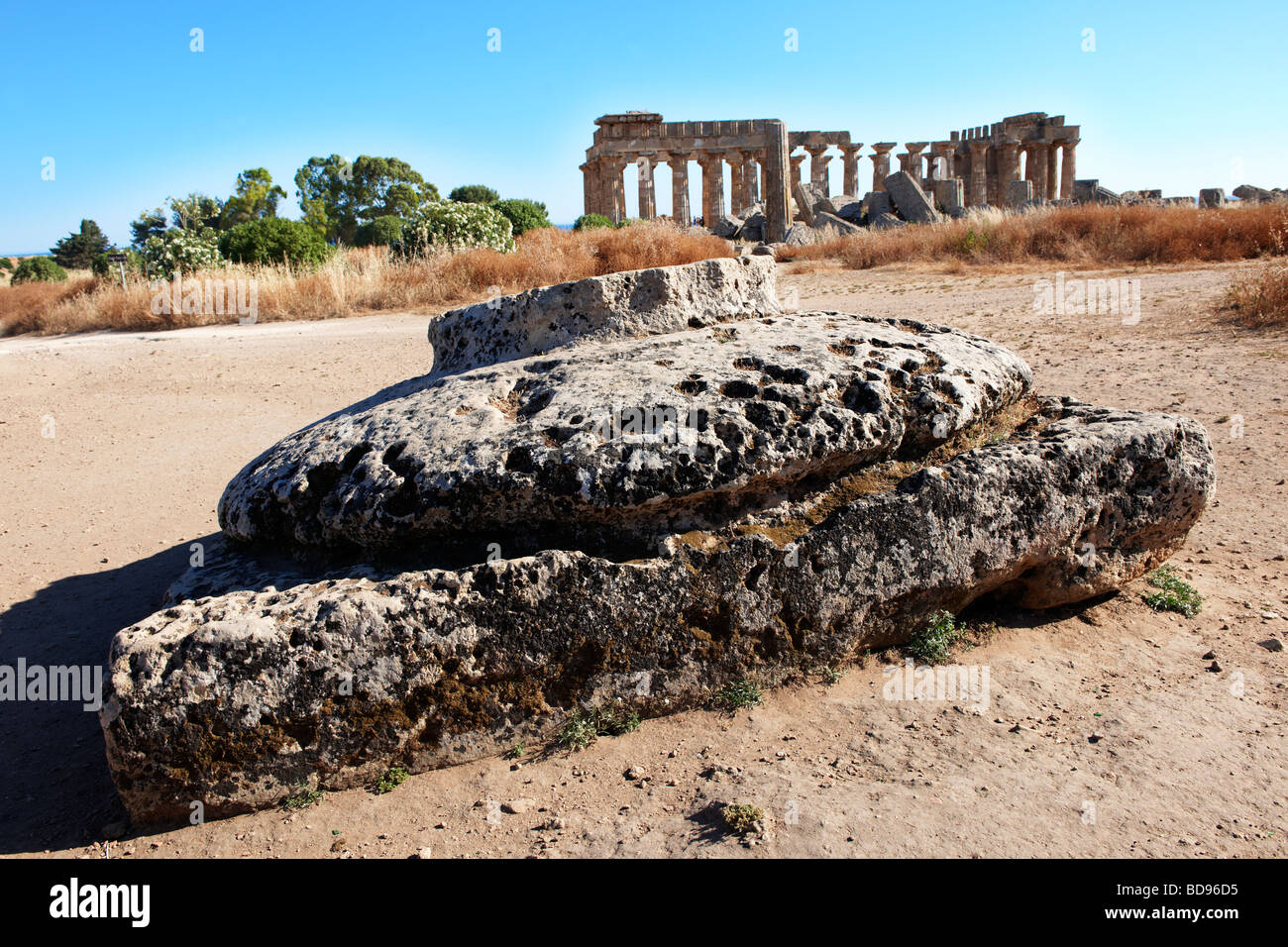 Greco capitelli Dorik capovolto al tempio F di Selinunte in Sicilia Foto Stock