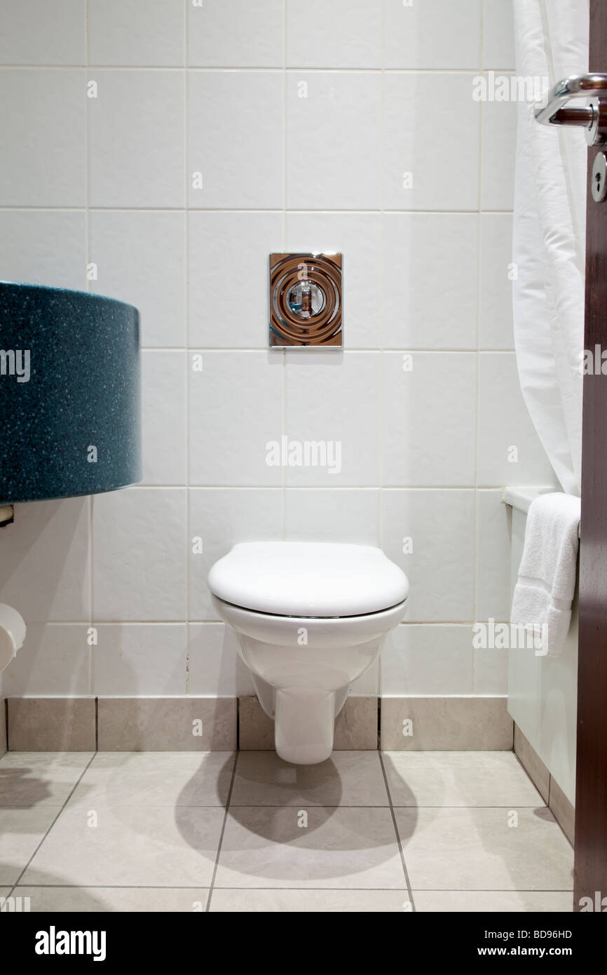 Servizi igienici in un bagno di hotel - coperchio e abbassamento del sedile Foto Stock