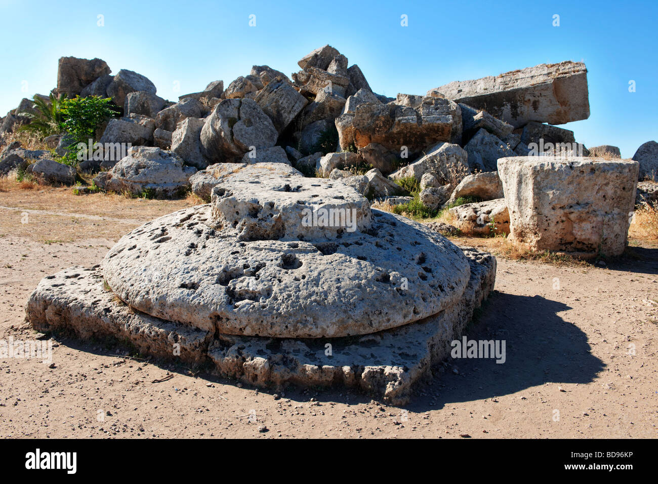 Greco capitelli Dorik capovolto al tempio F di Selinunte in Sicilia Foto Stock