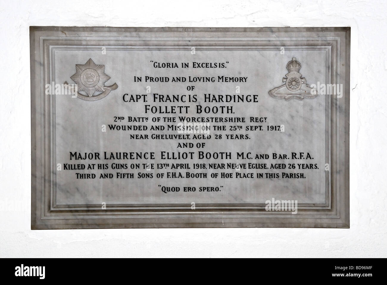 Lapide in memoria di Capt Hardinge Follet Booth e grandi Laurance Elliot stand M C e bar in St Peter s Chiesa Vecchia a Woking Foto Stock