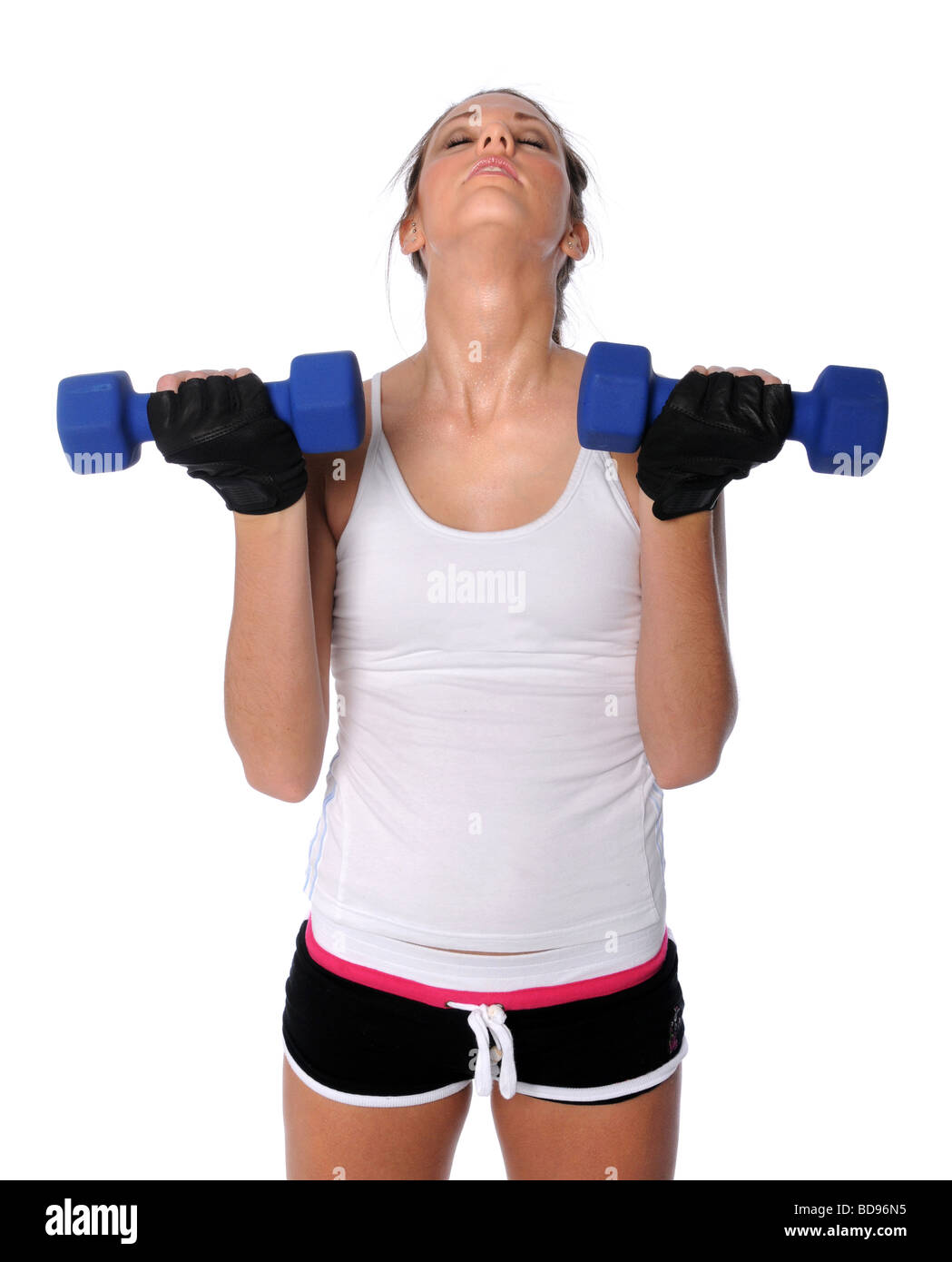 Giovane donna esercizio con manubri isolato su bianco Foto Stock