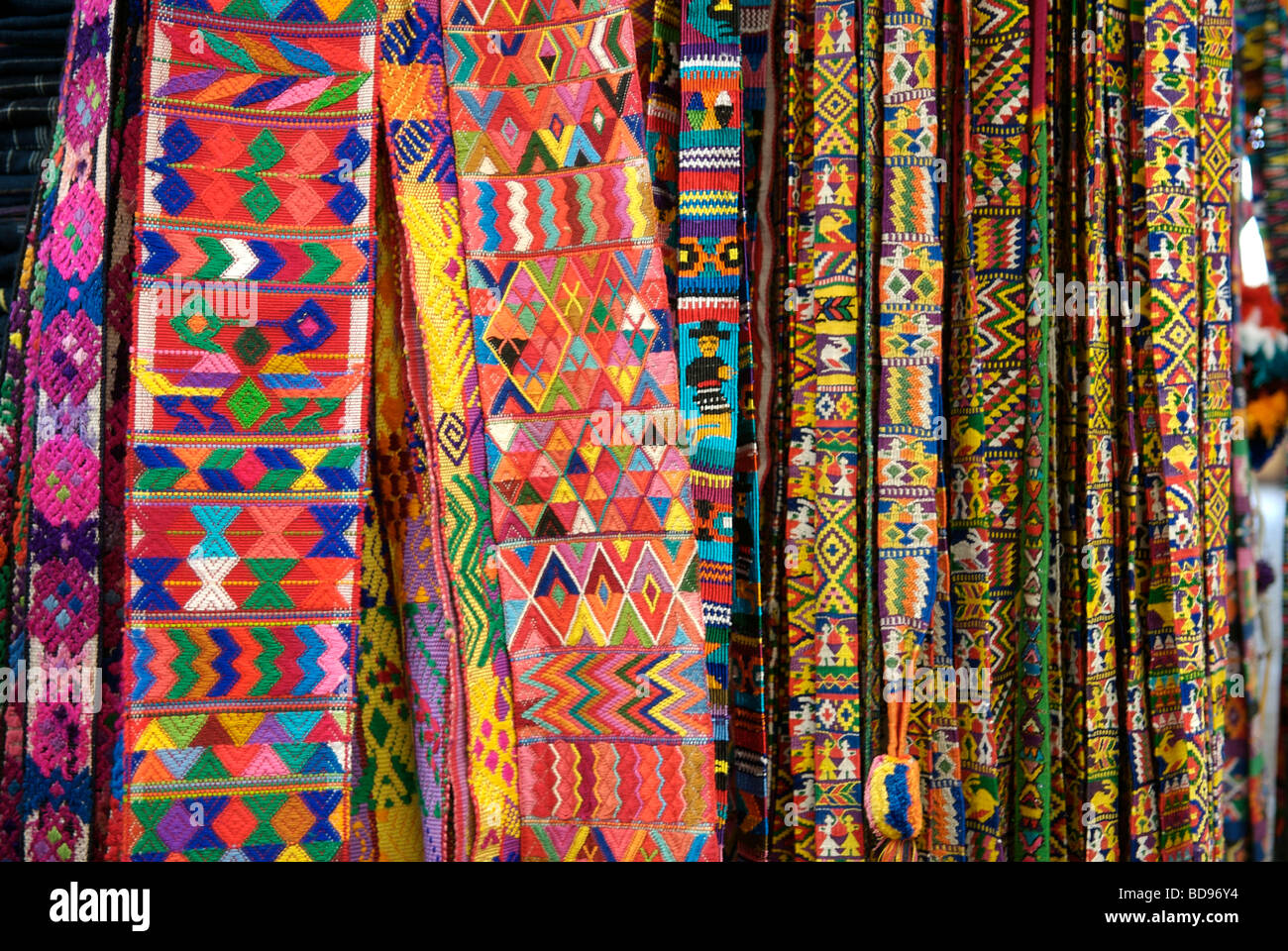 Prodotti tessili guatemalteche sul display in Antigua, Guatemala. Foto Stock