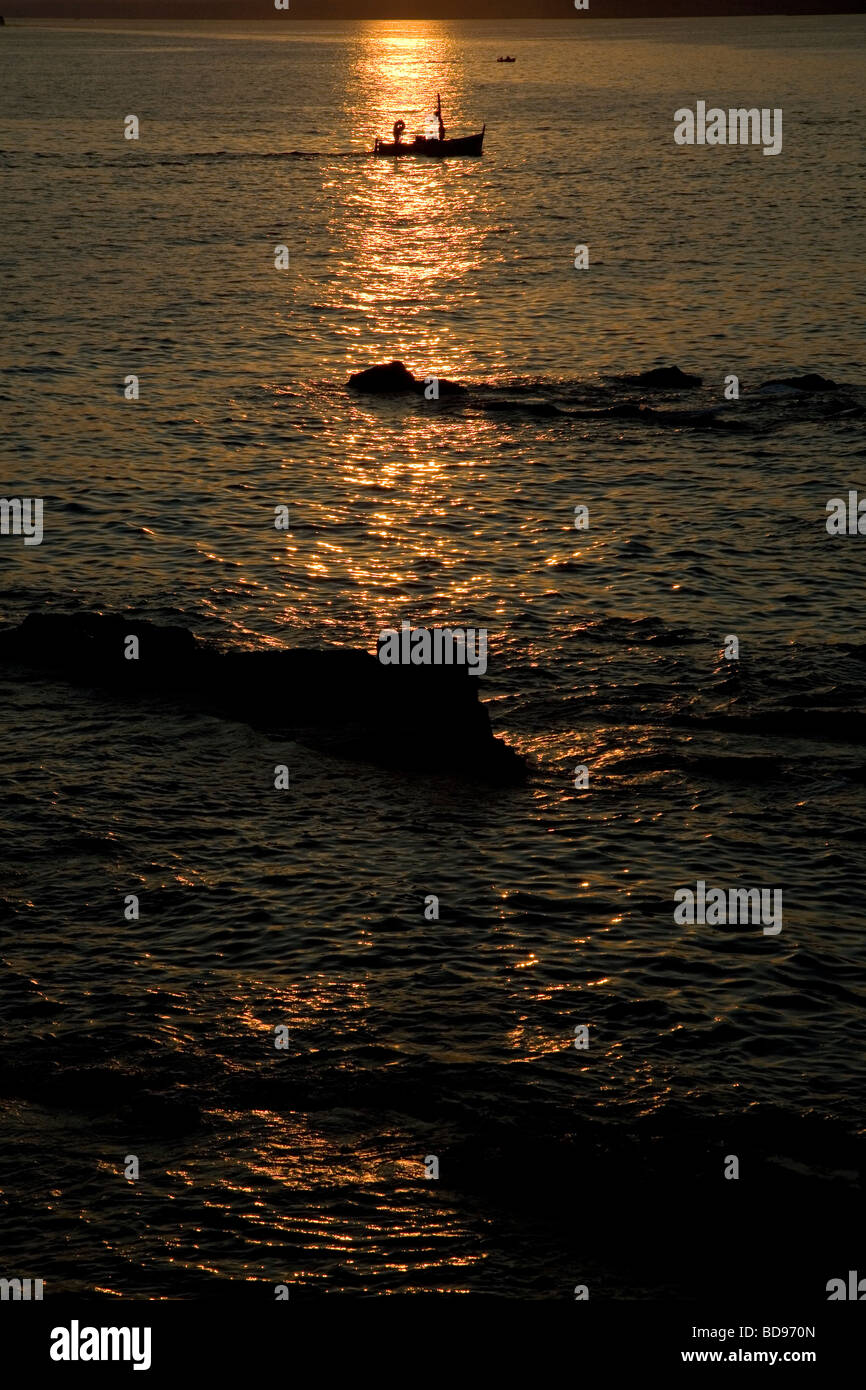 Barca da pesca sul mare di fronte a Camogli, al tramonto Foto Stock