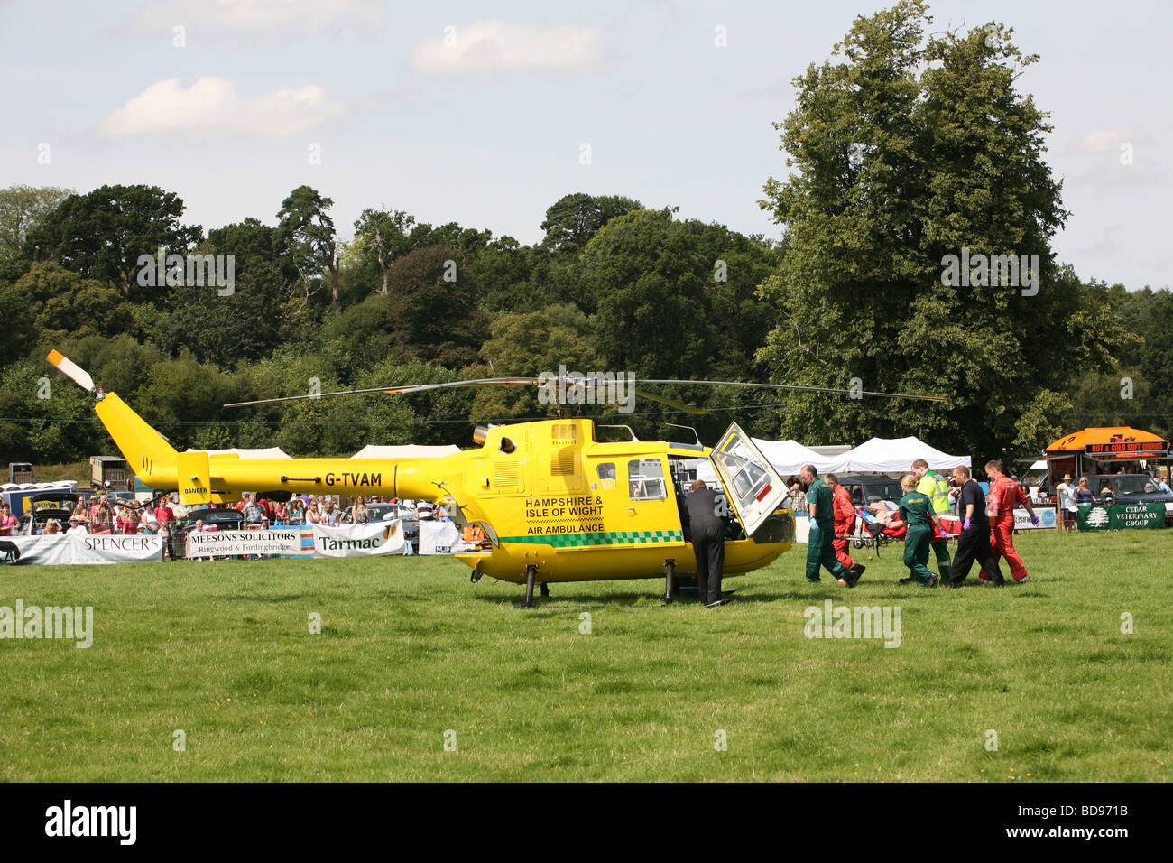 Hampshire e Isola di White Air Ambulance prelevamento di un paziente al Ellingham visualizza Foto Stock