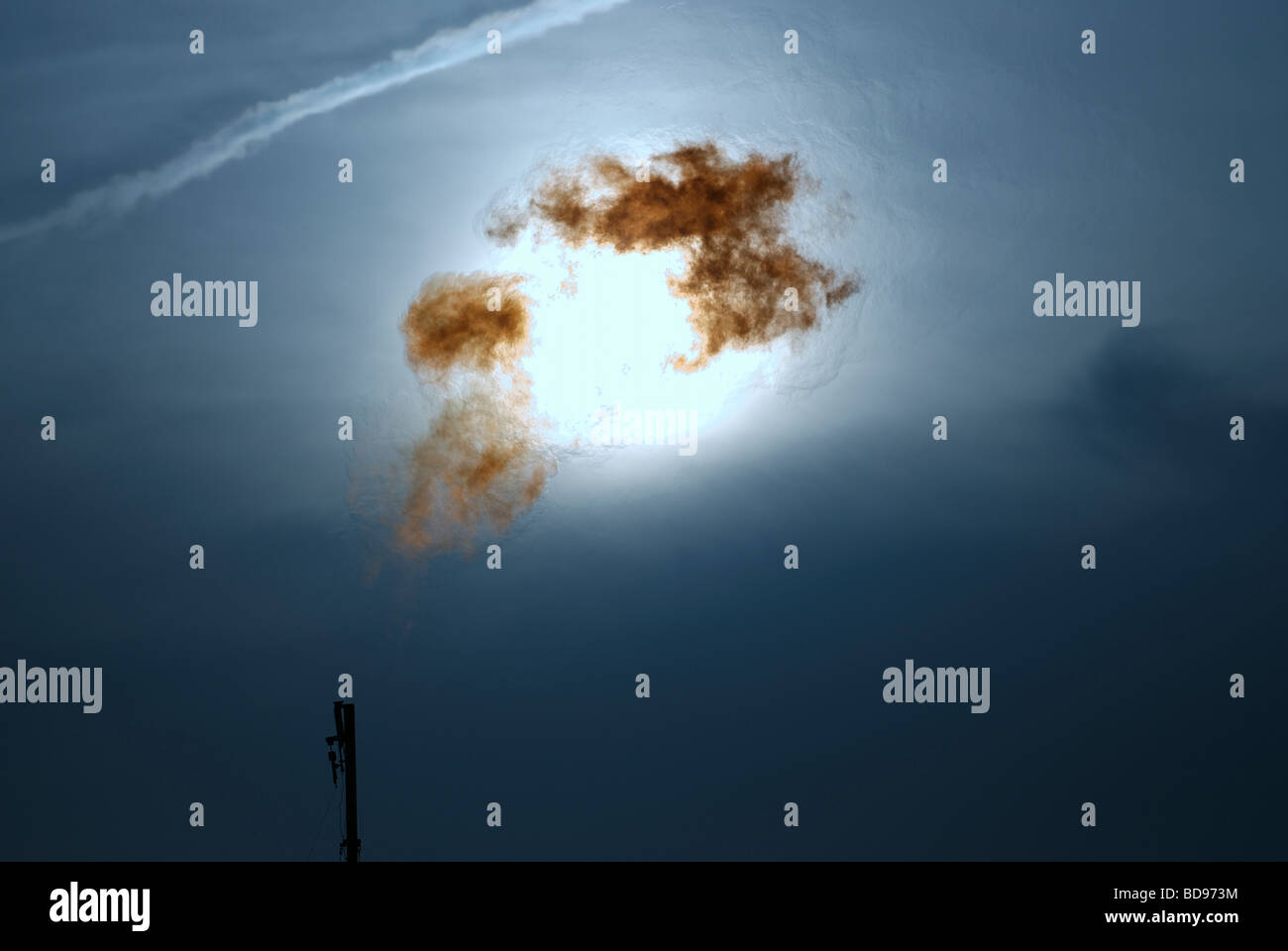 Texas di petrolio e di gas. Blocco di fiamme il sole, come Texas gas naturale ben brucia l'eccesso di pressione prima di chiudere il pozzo in per la produzione normale Foto Stock