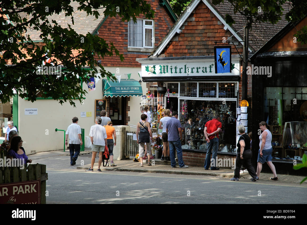 Burley villaggio turistico centro mangiare e fare shopping centre Hampshire Inghilterra UK stregoneria shop Foto Stock