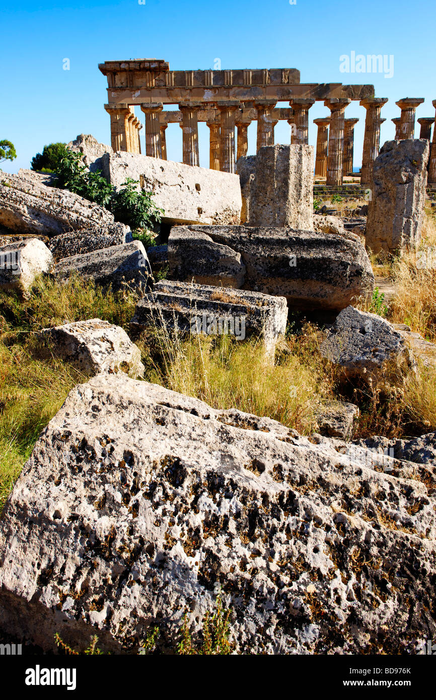 Greco colonne Dorik presso le rovine del tempio e a Selinunte in Sicilia Foto Stock