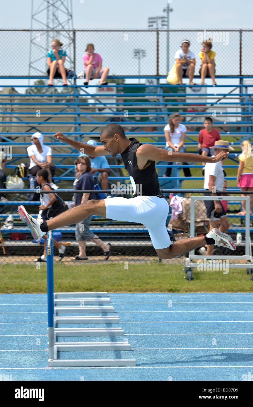 Runner maschio saltando un ostacolo alla pista e sul campo la concorrenza durante la stato di Bluegrass giochi in Lexington, Kentucky negli Stati Uniti Foto Stock