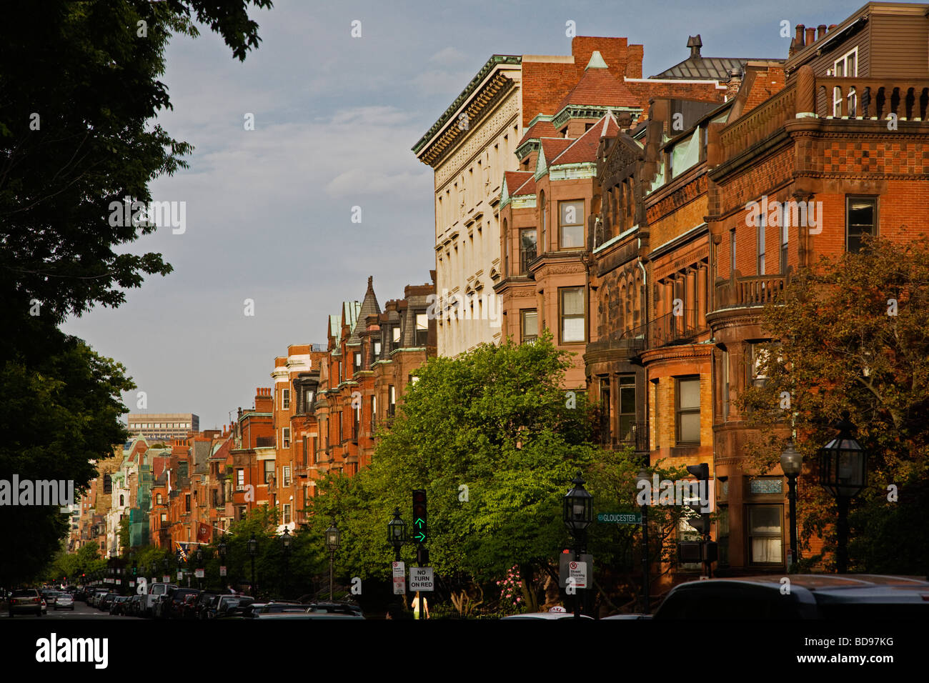 In stile coloniale e case di mattoni lungo il Commonwealth Avenue Boston Massachusetts Foto Stock