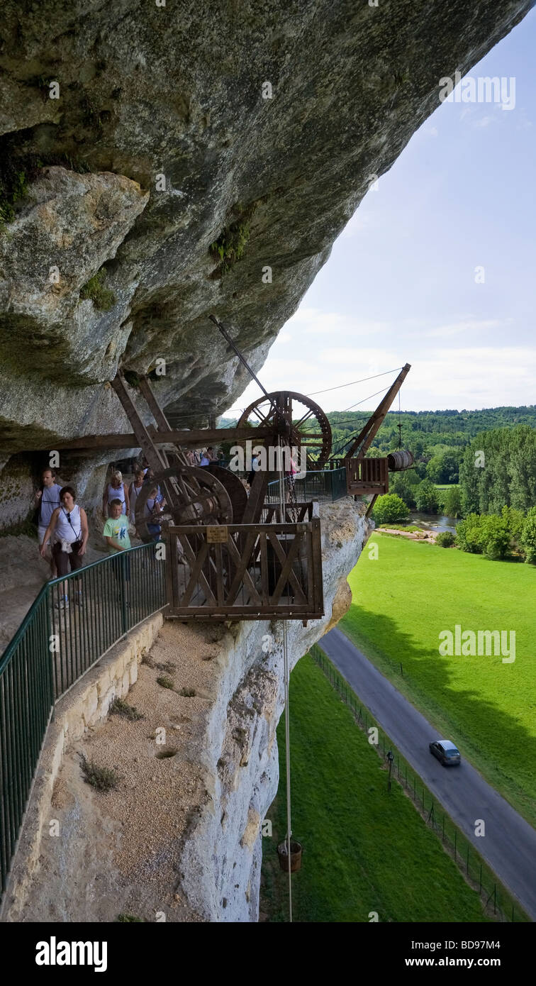 Winching sistema al di La Roque Saint Christophe, abitata per 55.000 anni, Aquitaine, Dorgogne, Francia Foto Stock