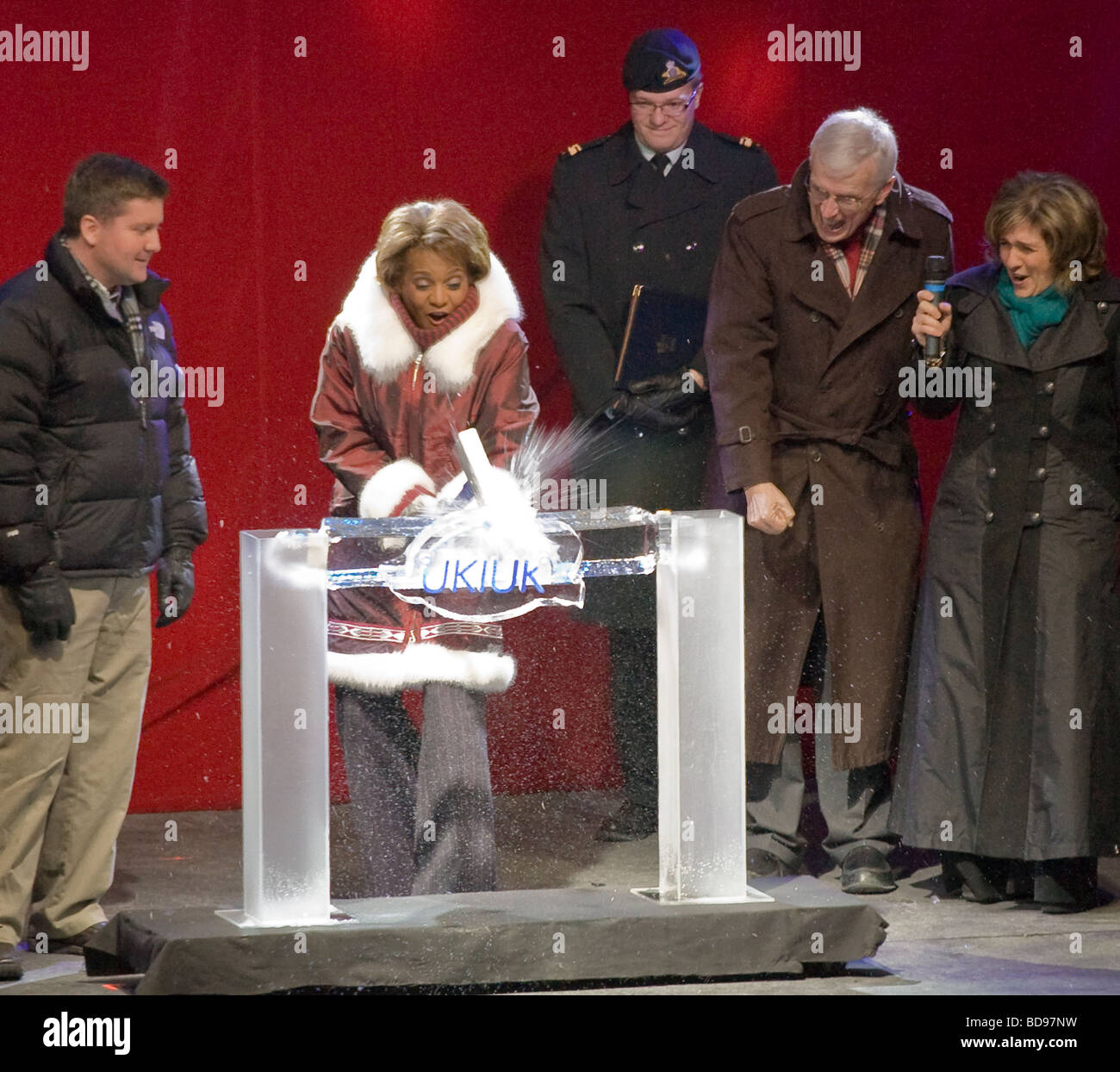 Governatore Generale Winterlude apertura 2009. GG Michaëlle Jean apre ufficialmente la winterlude festival dalla rottura di un nastro di ghiaccio Foto Stock