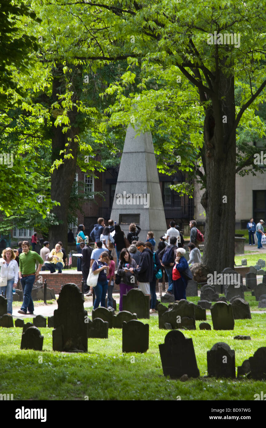 Turisti visitano il granaio di seppellimento di massa il terzo più antico cimitero degli Stati Uniti Boston Massachusetts Foto Stock
